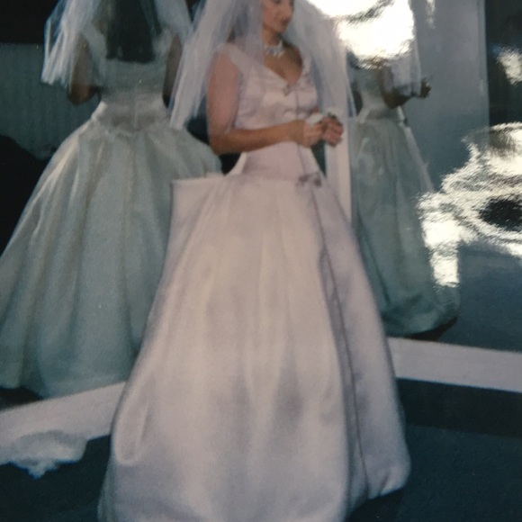 Stunning Vera Wang Wedding gown size 4. - Picture 5 of 6